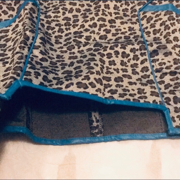 🌀 Grey leopard print skirt with blue piping - Picture 4 of 6